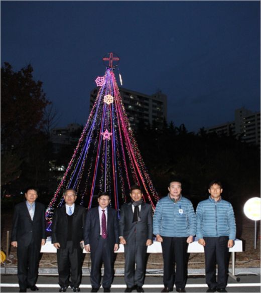 대구도시철도공사 건물 앞에 설치된 크리스마스 트리. (사진=대구도시철도공사 제공)