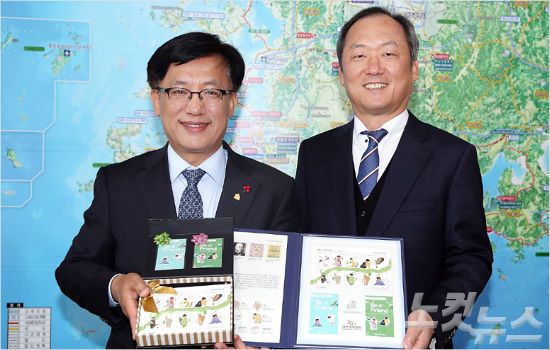 박병호 전남 행정부지사와 민영돈 대한결핵협회 광주 전남지부회장이 7일 도청에서 ‘2018년 크리스마스 씰 증정식’을 하고 있다.
(사진=전남 도청 제공)