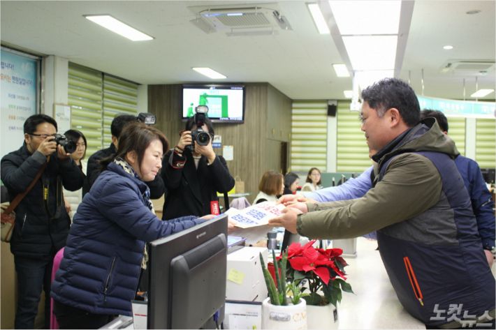 의료영리화 저지 제주도민운동본부가 7일 제주도청 민원실을 찾아 영리병원 허가 과정에서 공개되지 않았던 제주도 보건의료정책심의위 회의 내용, 사업계획서 원본 등에 대한 정보공개 청구서를 전달했다. (고상현 기자)
