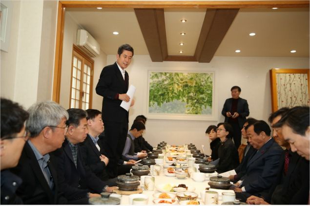 이강덕 포항시장이 동절기 화재 시민생활안전대책을 위한 조찬 간담회를 열고 있다(사진=포항시 제공)
