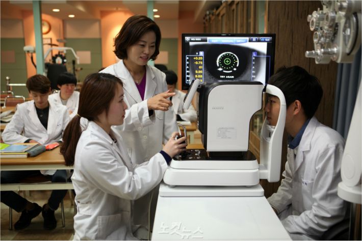 춘해보건대학교 안경광학과 3학년 응시생 17명 전원이 2018년 제31회 안경사 국가시험에 합격했다. 수업 중인 안경광학과 학생들.(사진 = 춘해보건대 제공)