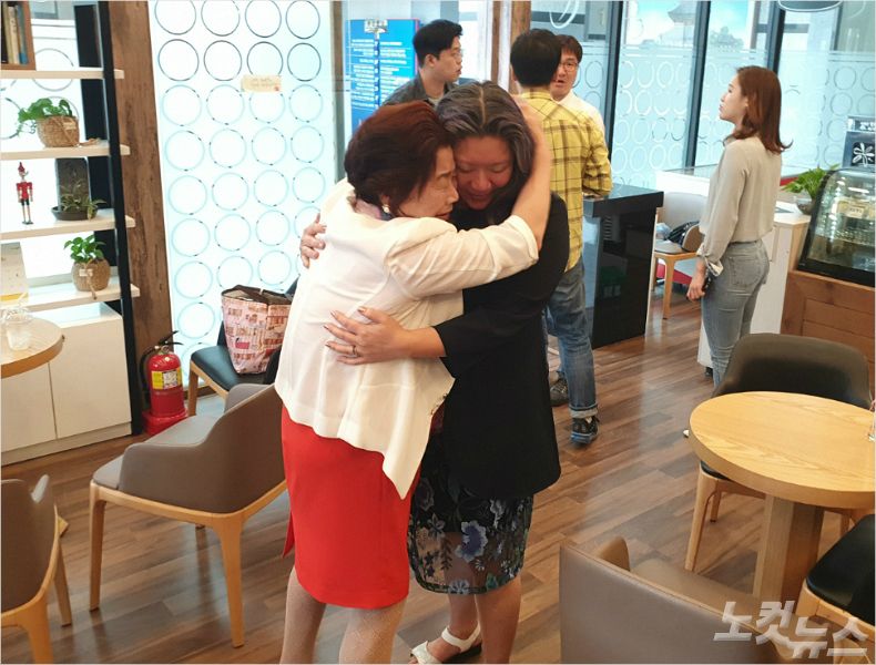 46년만에 만난 모녀의 모습으로 왼쪽 서안식(69)씨, 오른쪽 조미선(46)씨. (사진= 김민성 기자)