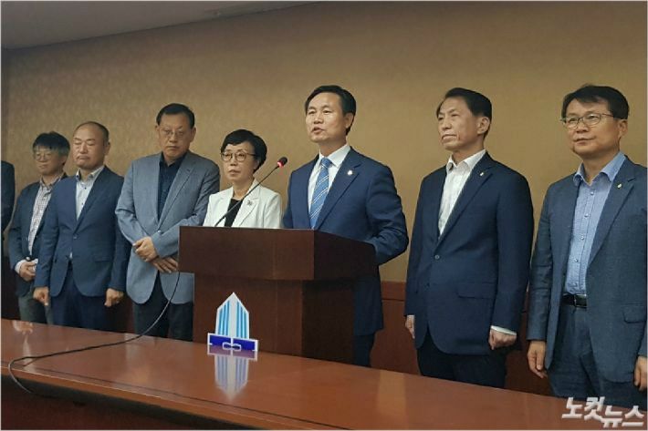 9일 전북대 김동원 총장이 기자회견을 열고 잦은 교수 비위사건에 대한 사과하고 개선책을 발표하고 있다. (사진=남승현 기자)