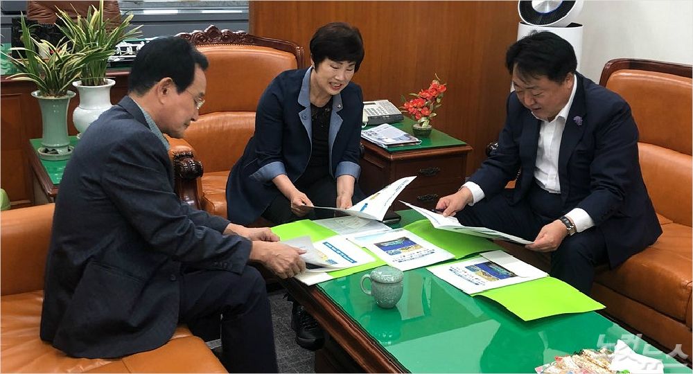한범덕 청주시장이 지난 12일 국회 전혜숙 행정안전위원장과 만나 특례시 지정 등을 호소했다(사진=청주시 제공)