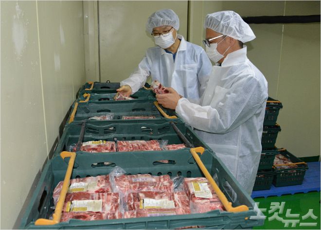 추석 선물세트로 구성할 한우갈비를 점검하는 모습 (사진 = 롯데쇼핑 제공)