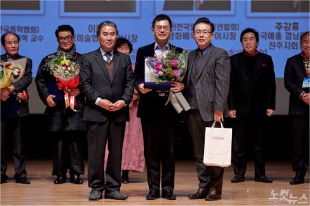 울산대학교 김태진(사진 가운데) 교수가 지난 13일 서울 대한민국예술인센터에서 열린 제33회 한국예총 예술문화공로상 시상식에서 상을 받았다.(사진 = 울산대 제공)