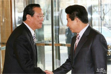 노무현 전 대통령과 송철호 당시 국민고충처리위원장이 2006 연두업무보고에서 악수하고 있다. (사진=사람사는세상 노무현재단 제공)