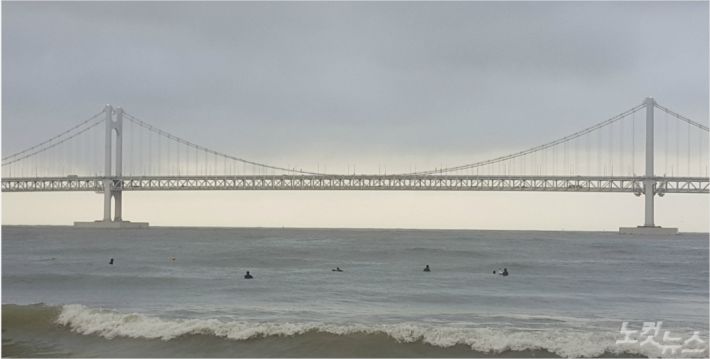 풍랑주의보가 발효된 부산 광안리에서 서핑보드를 타는 모습. (사진=부산해경 제공)