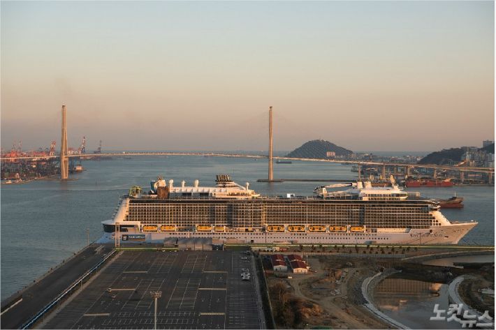 부산항만공사는 1일 '스펙트럼오브더시즈호'(16만9,300GT)가 이날 오전 부산항에 입항해 급유 및 식자재 등 선용품 선적과 한국인 선원 3명을 하선시킨 후 이날 저녁 출항한다고 밝혔다.(자료사진)