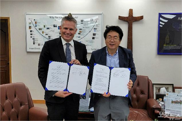 한동대학교 장순흥 총장(오른쪽)과 하와이 열방대학 폴 칠더스 대표(왼쪽)가 협약식 기념 촬영을 하고 있다. (사진제공=한동대학교)