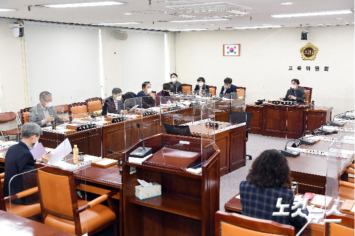 경남도의회 교육위원회 회의 모습. 경남도의회 제공