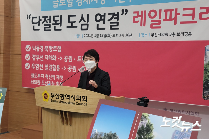 이 예비후보가 능동감시대상자로 지정된 이후인 12일 오후 부산시의회에서 공약 발표 기자회견을 하고 있다. 박중석 기자