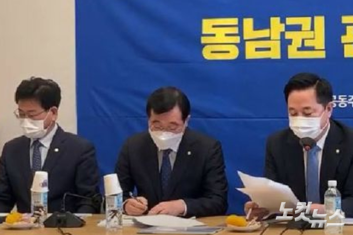 왼쪽부터 김정호, 민홍철, 김두관 의원. 김두관 유튜브 영상 캡처.