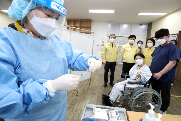 전북 전주시와 완산소방서는 23일 코로나19 백신접종 모의훈련을 실시했다. 전주시 제공