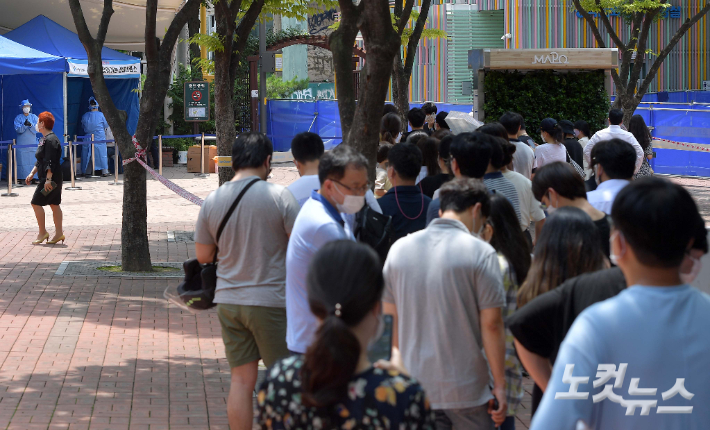 코로나19 신규 확진자가 1275명으로 역대 최다 규모를 기록한 8일 서울 마포구 홍익문화공원에 설치된 찾아가는 선별진료소에서 시민들이 검사를 받기 위해 줄을 서 있다. 박종민 기자