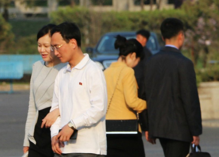 2015년 평양 시내에서 다정하게 걷고 있는 젊은 연인의 모습. 연합뉴스