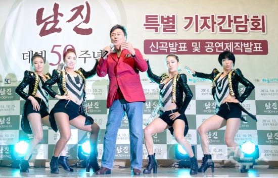 '한국의 엘비스 프레슬리' 남진이 돌아왔다!........... 나훈아씨는? 100년도 못살고 가는 인생.나훈아씨 팬들이 기다리고..././