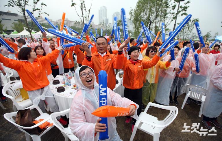 중마이 포상관광단, 반포한강공원서 삼계탕 파티