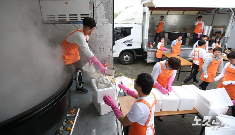 중마이 포상관광단, 반포한강공원서 삼계탕 파티