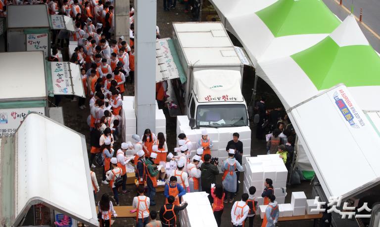 중마이 포상관광단, 반포한강공원서 삼계탕 파티