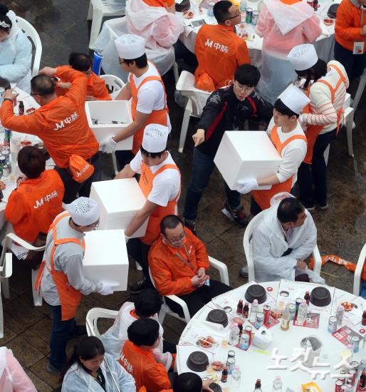 중마이 포상관광단, 반포한강공원서 삼계탕 파티