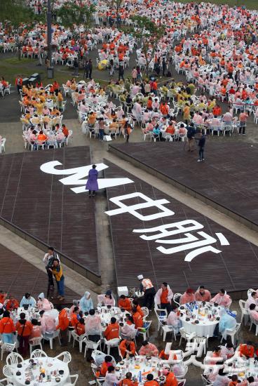 중마이 포상관광단, 반포한강공원서 삼계탕 파티