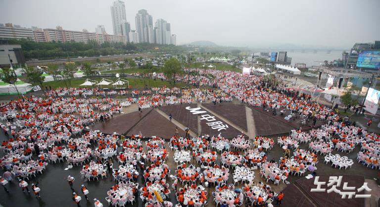 중마이 포상관광단, 반포한강공원서 삼계탕 파티