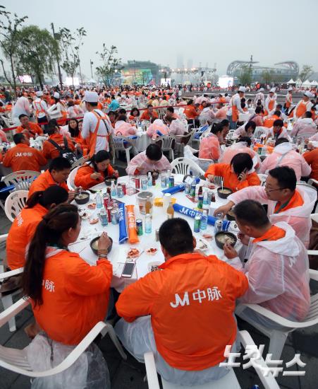 중마이 포상관광단, 반포한강공원서 삼계탕 파티