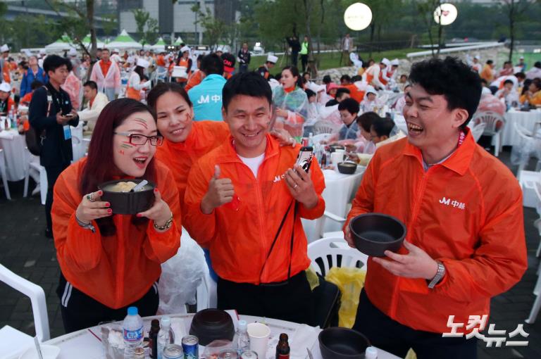 중마이 포상관광단, 반포한강공원서 삼계탕 파티