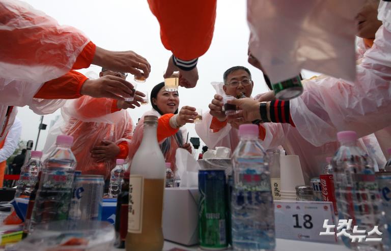 중마이 포상관광단, 반포한강공원서 삼계탕 파티