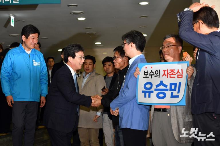 바른정당, 유승민 대선후보 거취논의 긴급 의원총회