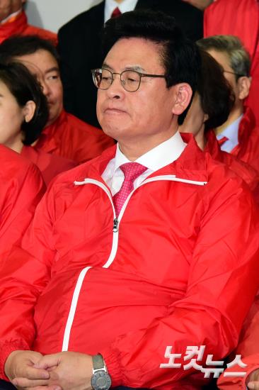 방송사 출구조사 결과에 침통한 자유한국당