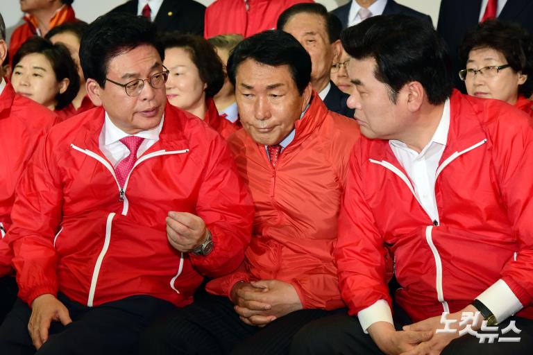 방송사 출구조사 결과에 침통한 자유한국당