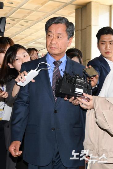 이종명 전 국정원 3차장, 피의자 신분 검찰 출석