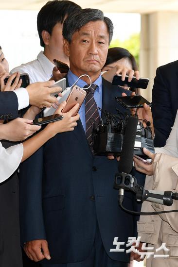이종명 전 국정원 3차장, 피의자 신분 검찰 출석