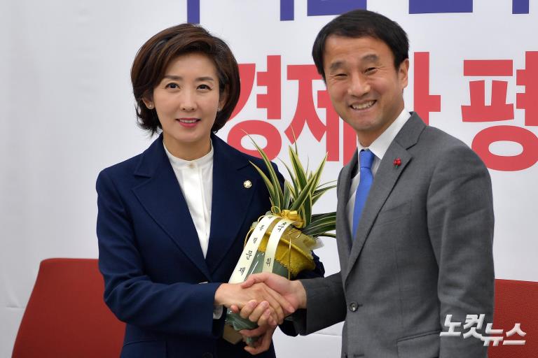 한병도 청와대 정무수석 만난 나경원 자유한국당 원내대표