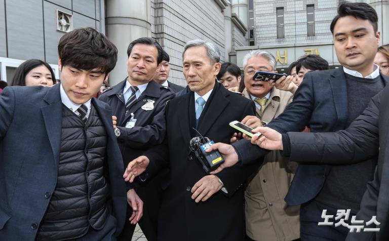 '군 댓글 공작' 김관진, 징역2년 6개월