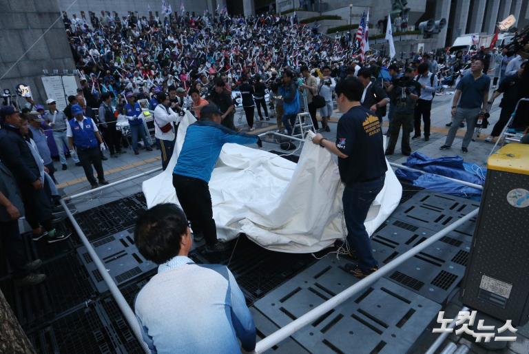 우리공화당, 광화문 광장 천막 자진 철거