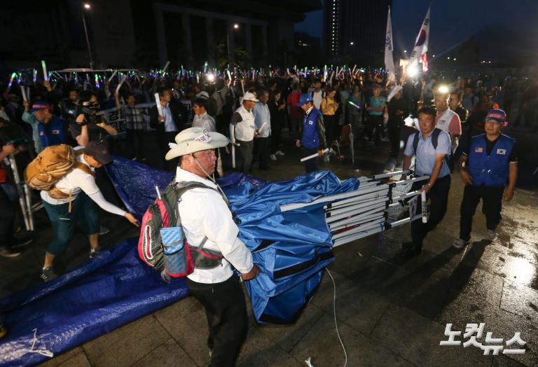 우리공화당, 광화문 광장 천막 자진 철거