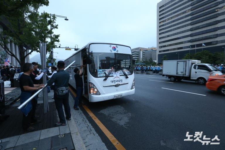 우리공화당, 광화문 광장 천막 자진 철거