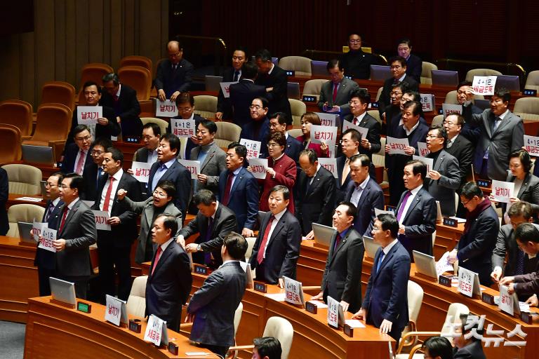 자유한국당 반발 속 내년도 정부 예산안 국회 통과