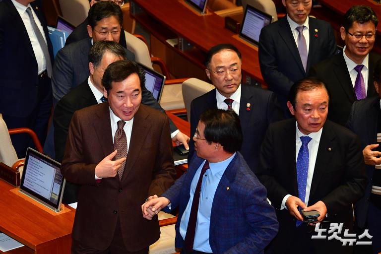 자유한국당 반발 속 내년도 정부 예산안 국회 통과
