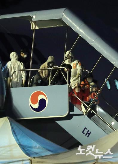 중국 국적 가족 포함, 우한 교민들 김포 도착