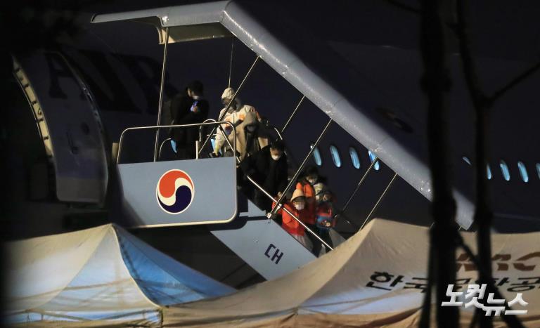 중국 국적 가족 포함, 우한 교민들 김포 도착