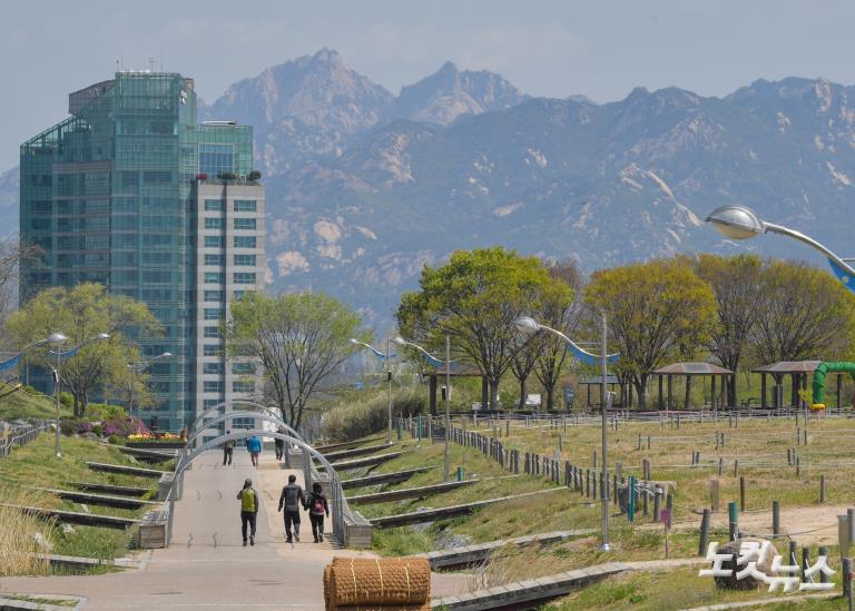 파란 하늘 산책하는 시민들