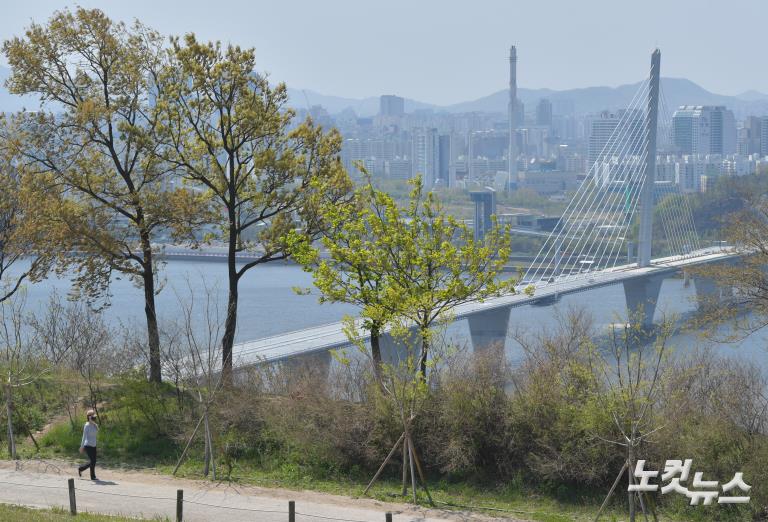 파란 하늘 산책하는 시민들