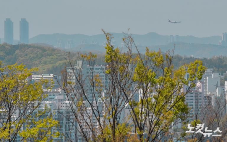 파란 하늘 산책하는 시민들