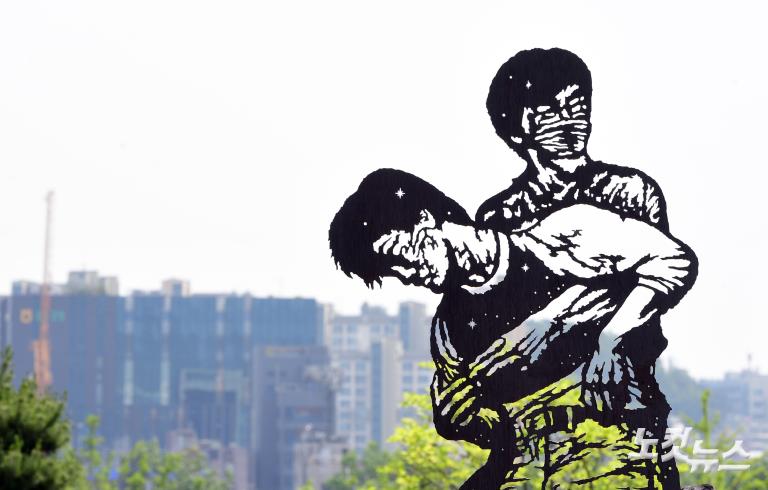 이한열 어머니 찾아간 경찰청장