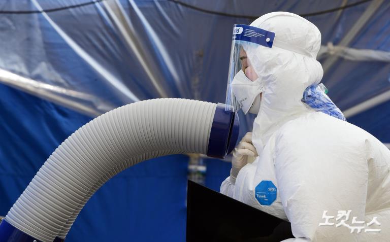 더위와 사투 벌이는 의료진