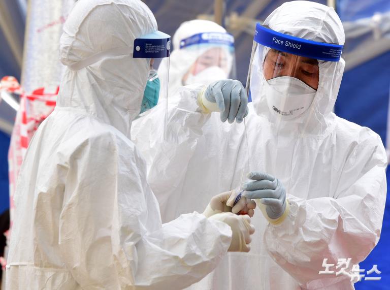 더위와 사투 벌이는 의료진